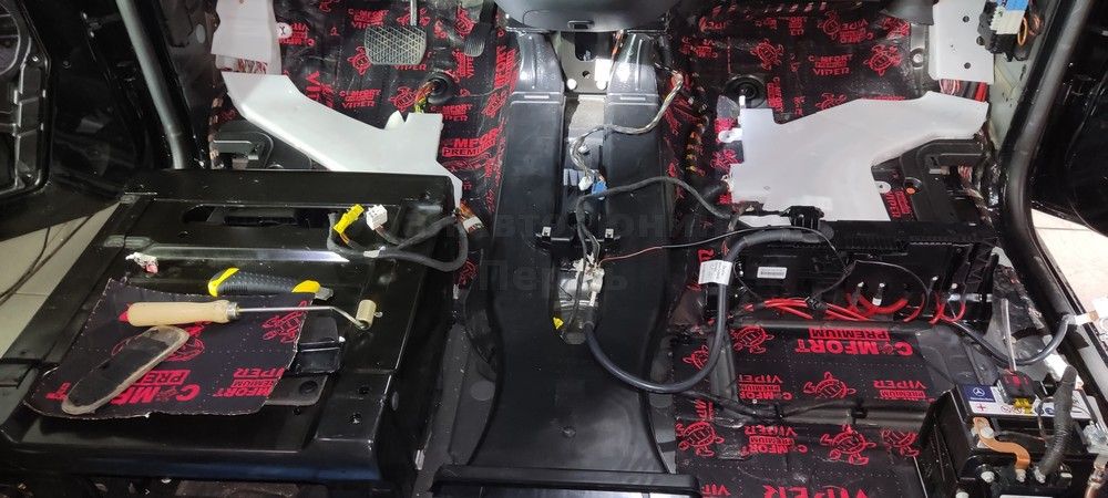 Шумоизоляция пола Mercedes V250
