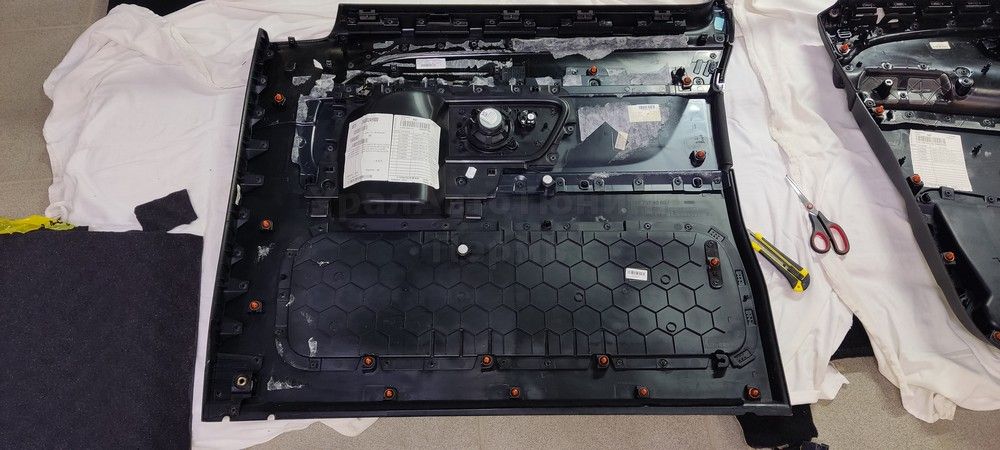 Шумоизоляция дверей Mercedes V250