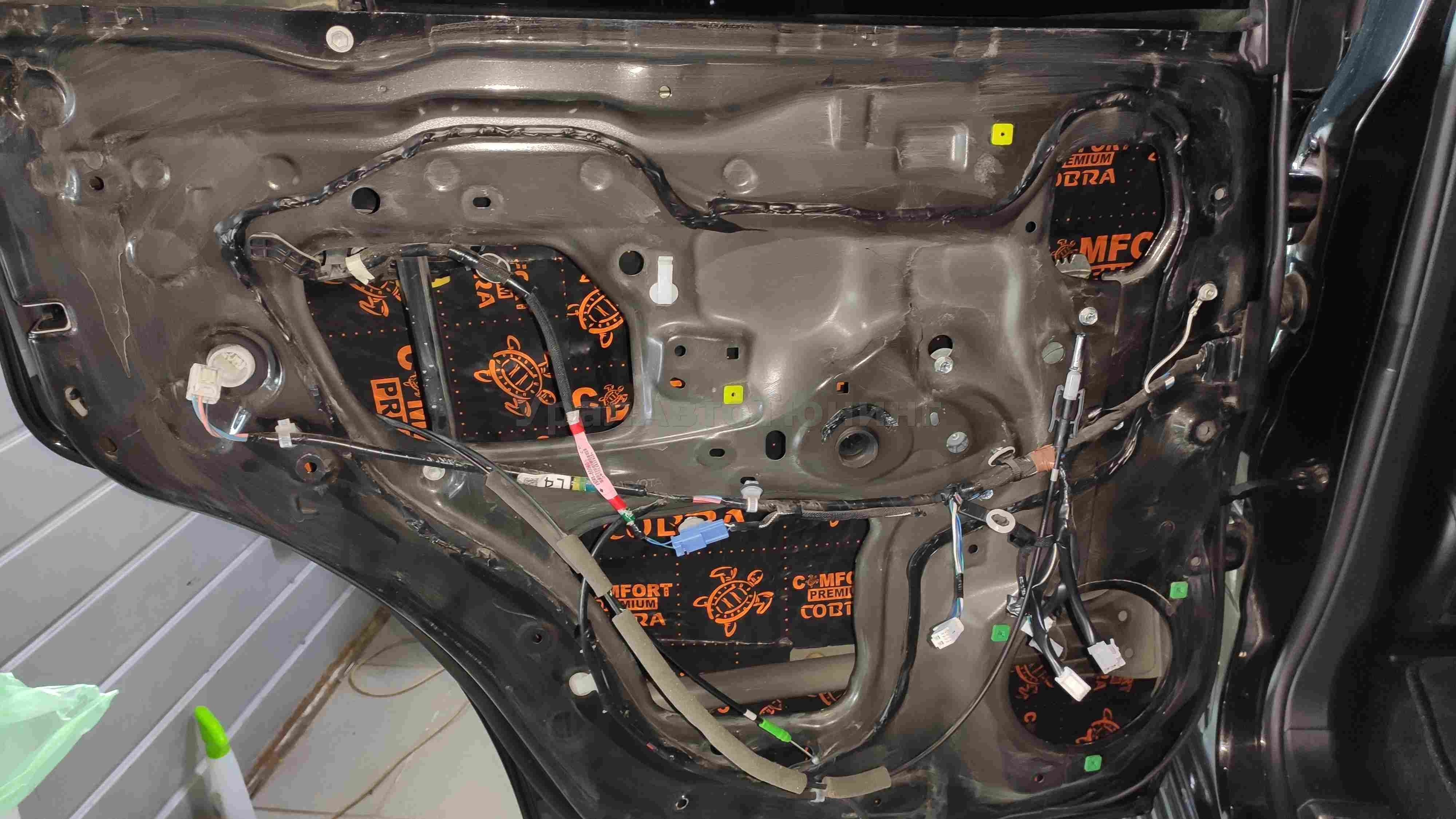 Шумоизоляция дверей Lexus 570