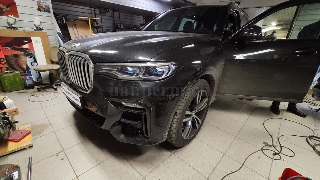 BMW X7 - установка блокиратора педали тормоза