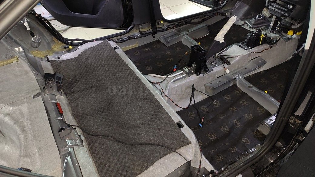 Шумоизоляция пола Skoda Rapid