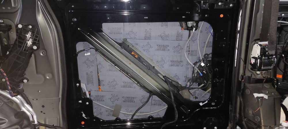 Шумоизоляция дверей Mercedes V250
