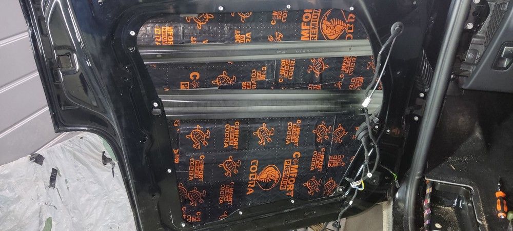 Шумоизоляция дверей Mercedes V250