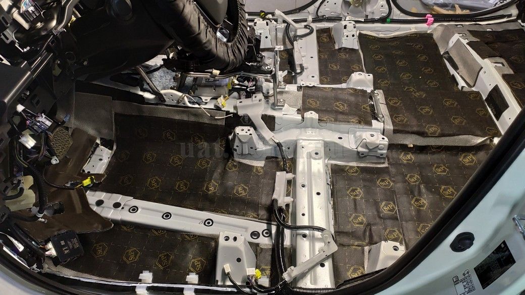 Toyota Highlander (XU60) - шумоизоляция пола