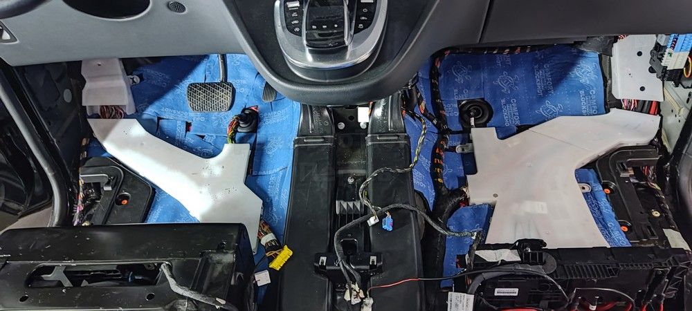 Шумоизоляция пола Mercedes V250