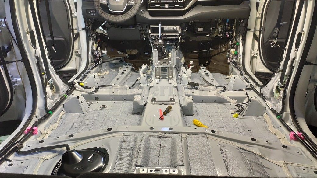 Toyota Highlander (XU60) - шумоизоляция пола