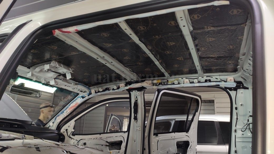 Шумоизоляция крыши Toyota Hilux