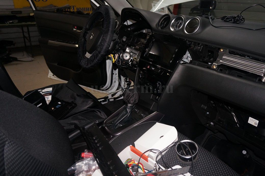 Установка автосигнализации StarLine A93 и иммобилайзера Pandect X-1000BT на Suzuki Vitara