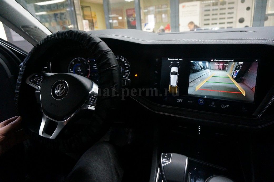 VW Touareg - установка камеры заднего вида