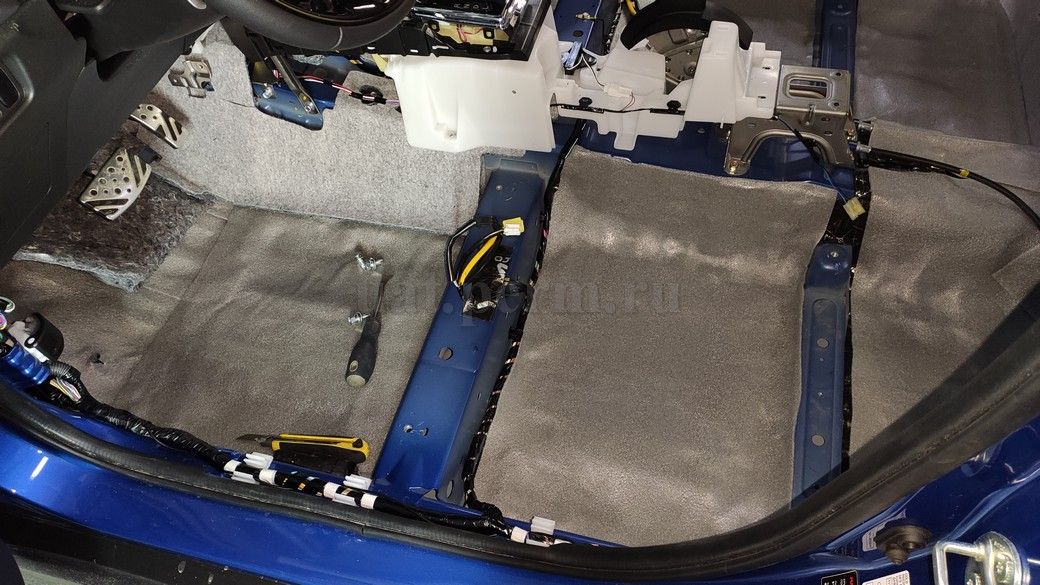 Шумоизоляция пола Mitsubishi ASX