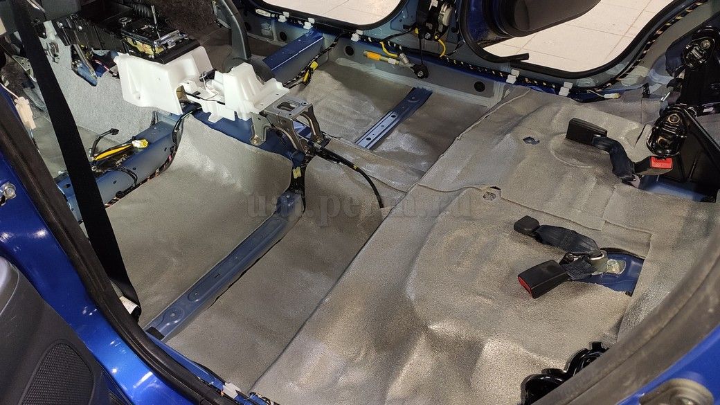 Шумоизоляция пола Mitsubishi ASX