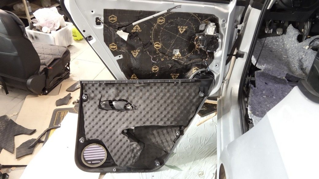 VW Polo - шумоизоляция дверей