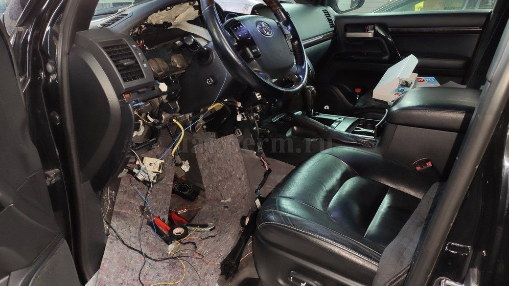 Установка автосигнализации Pandora DX-4GL на Toyota Land Cruiser 200