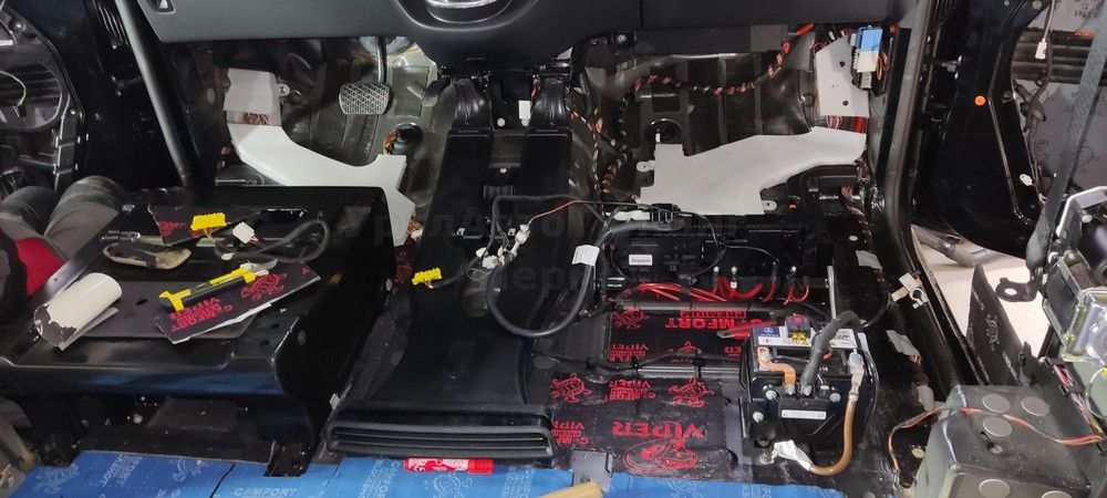Шумоизоляция пола Mercedes V250