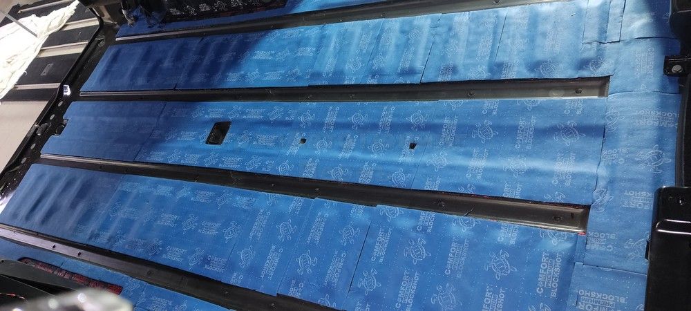 Шумоизоляция пола Mercedes V250