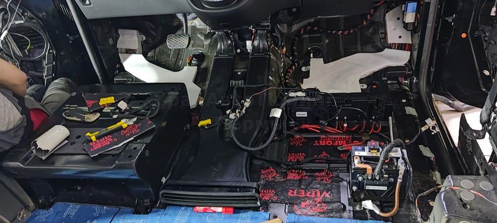 Шумоизоляция пола Mercedes V250