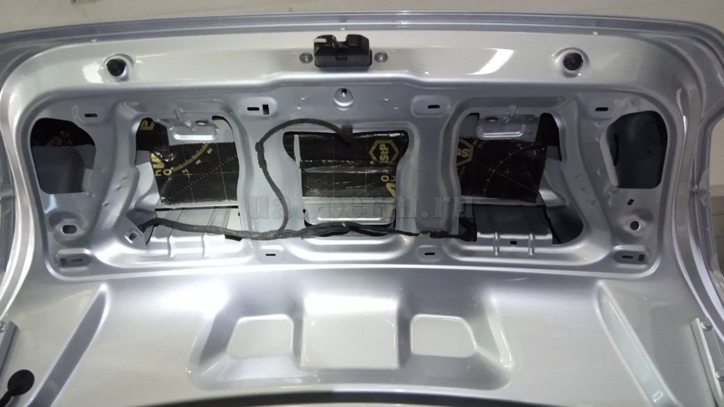 VW Polo - шумоизоляция крышки багажника