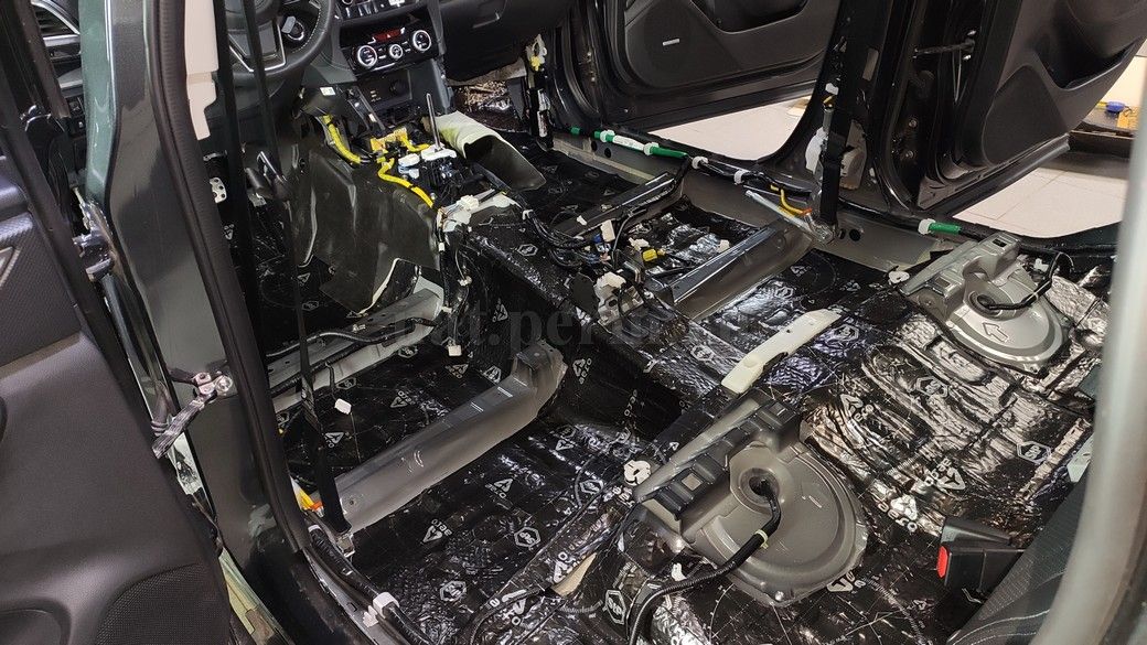 Subaru Forester - шумоизоляция пола