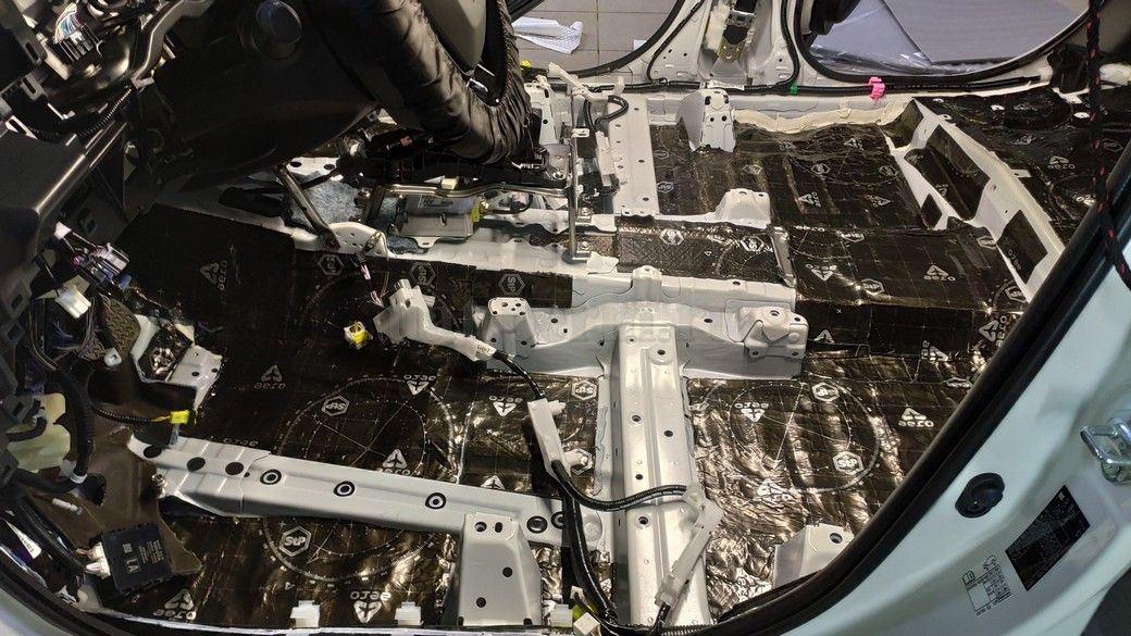 Toyota Highlander (XU60) - шумоизоляция пола