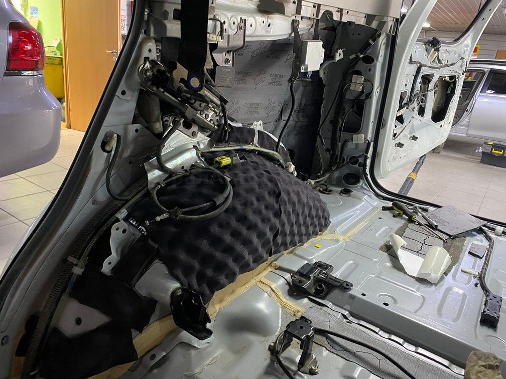 Шумоизоляция багажника Toyota Land Cruiser Prado