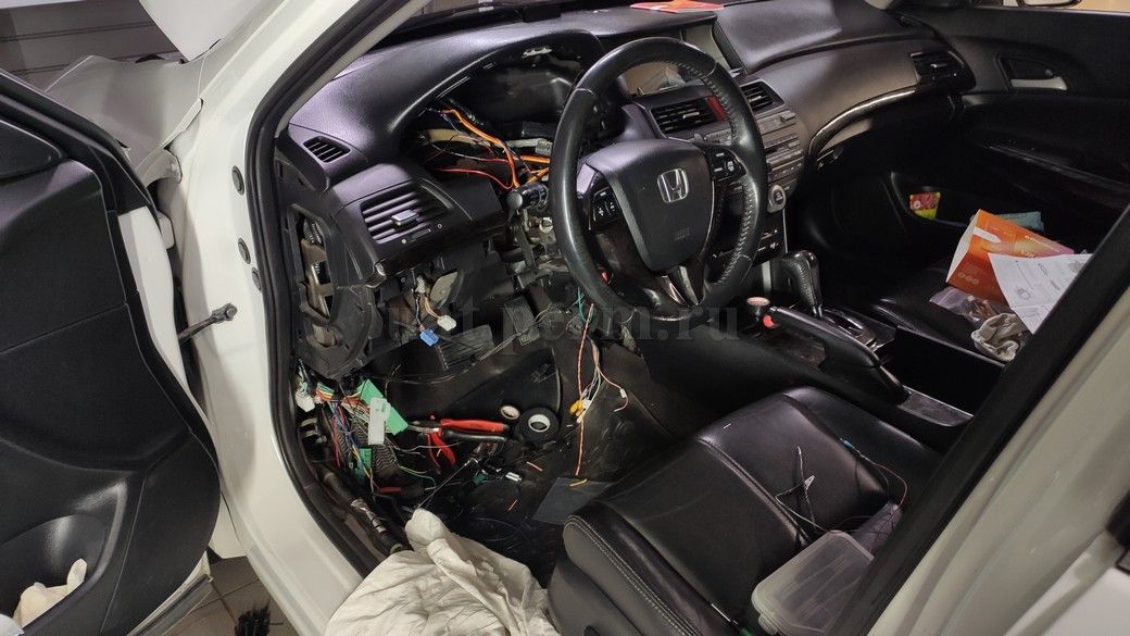 Установка автосигнализации Pandora DX-6X LoRa на Honda Crosstour