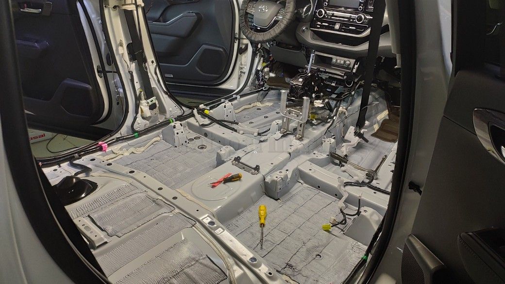Toyota Highlander (XU60) - шумоизоляция пола