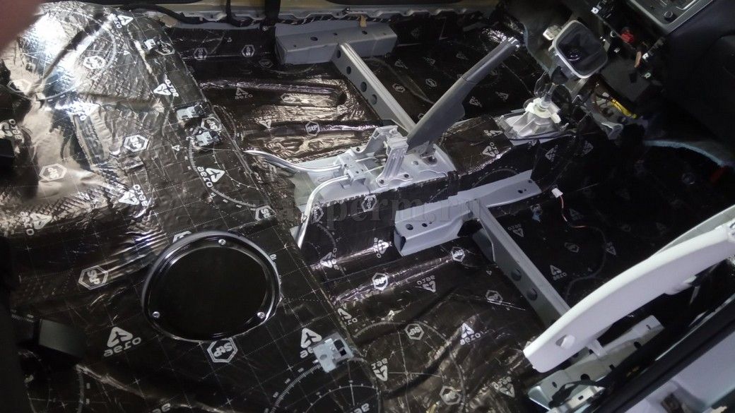 VW Polo - шумоизоляция пола