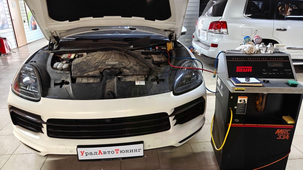 Заправка кондиционера на автомобиле Porsche Cayenne