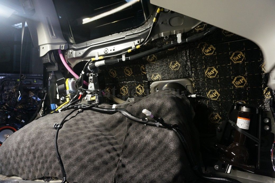 Toyota Land Cruiser 200 - шумоизоляция арок