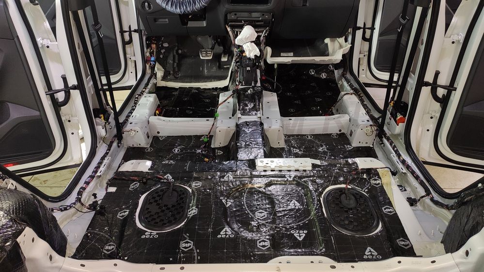 Шумоизоляция пола VW Tiguan