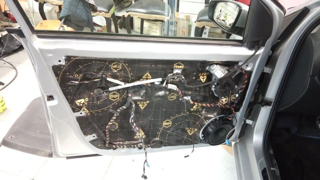 VW Polo - шумоизоляция дверей