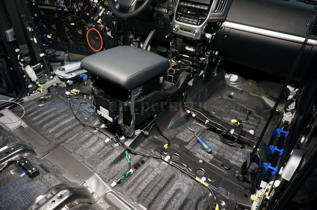 Toyota Land Cruiser 200 - шумоизоляция пола