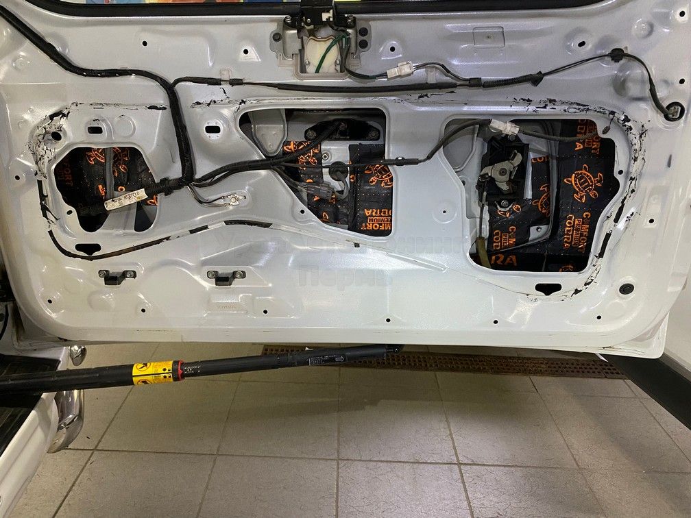 Шумоизоляция крышки багажника Toyota Land Cruiser Prado