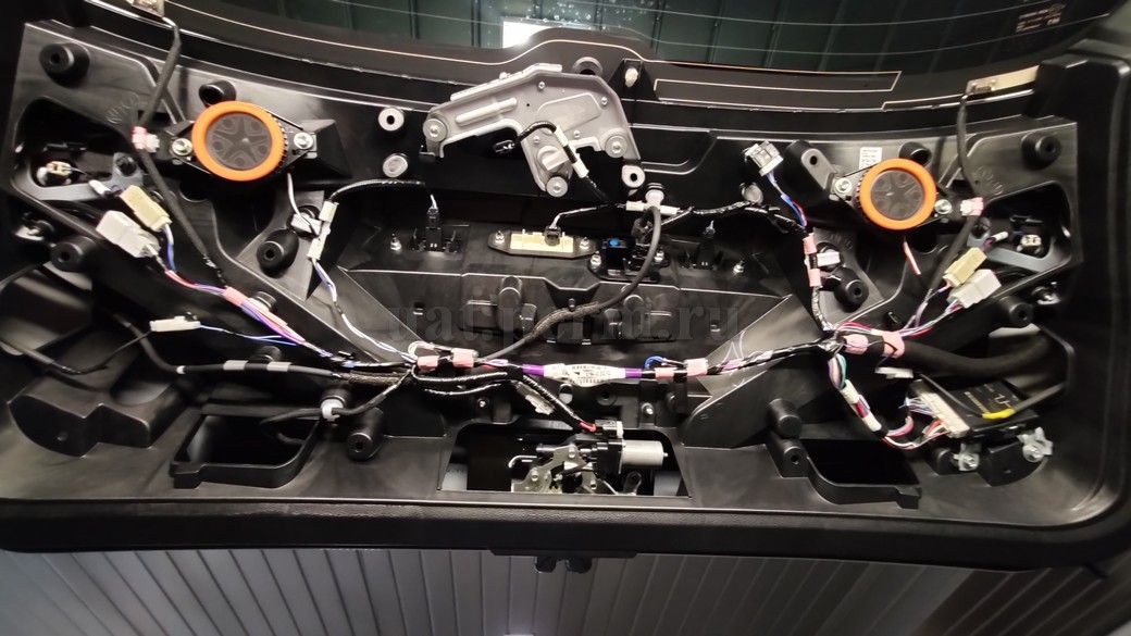 Шумоизоляция крышки багажника Toyota Highlander (XU60)