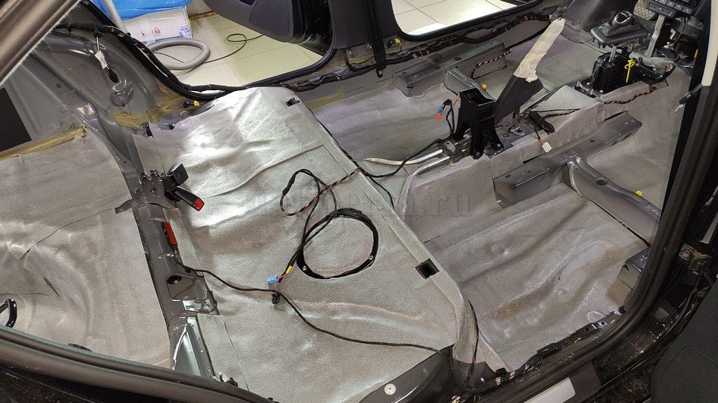 Шумоизоляция пола Skoda Rapid