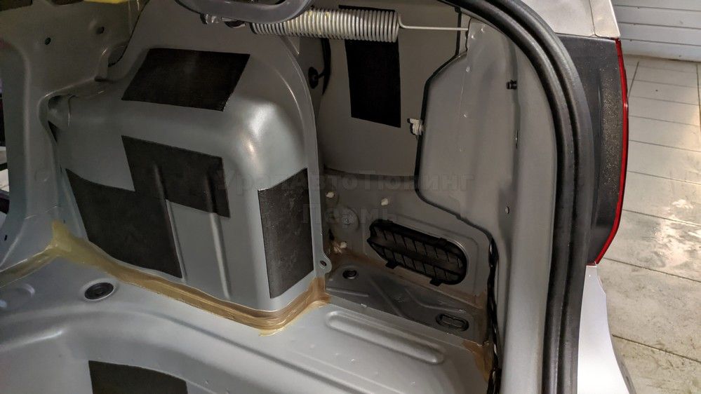 Шумоизоляция багажника VW Polo