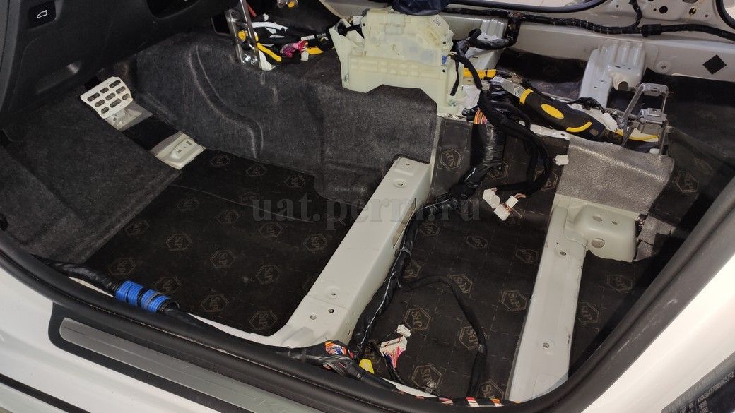 Шумоизоляция пола KIA K5