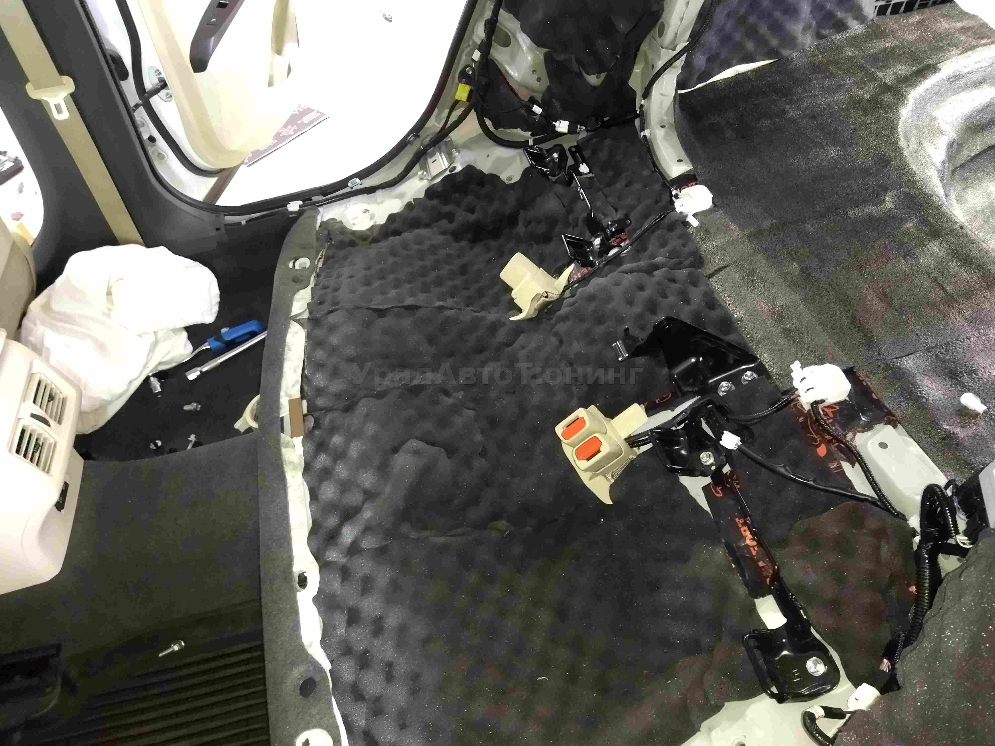 Шумоизоляция пола Toyota Camry