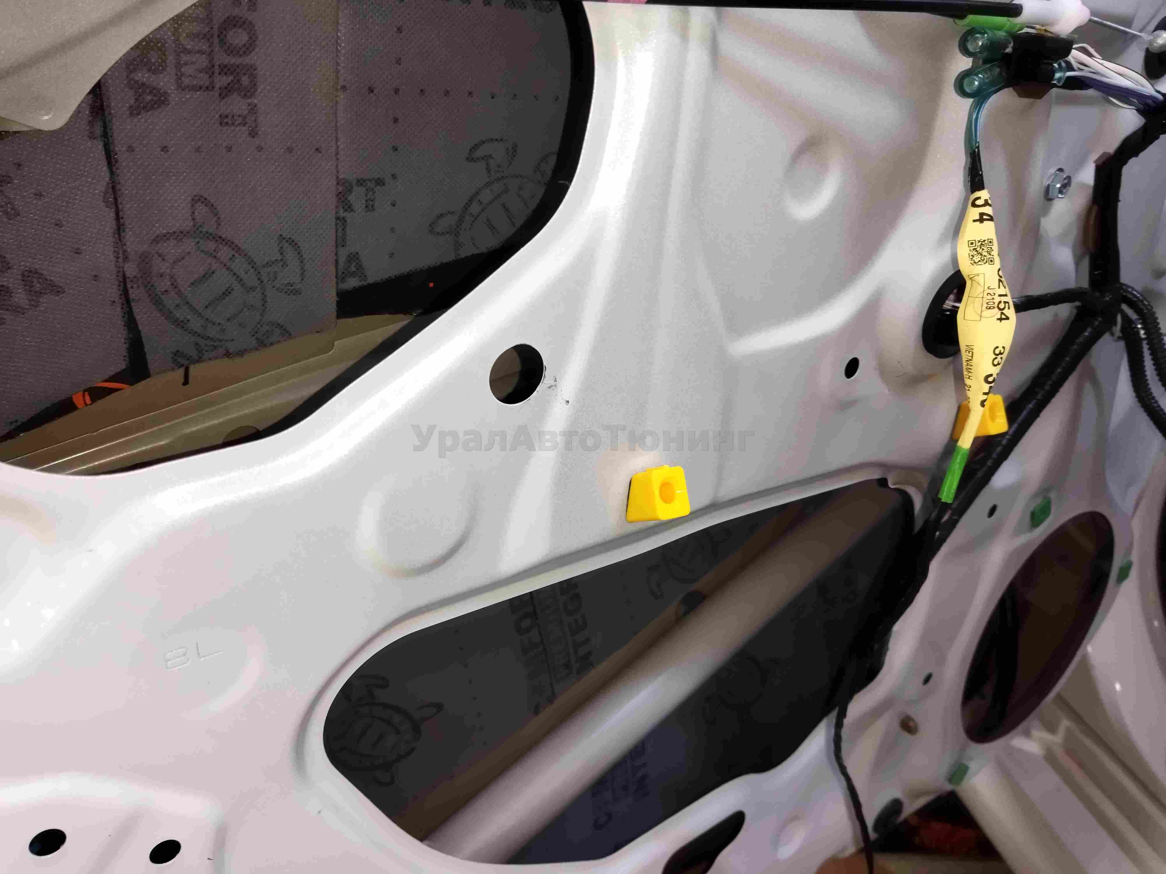 Шумоизоляция дверей Toyota Camry