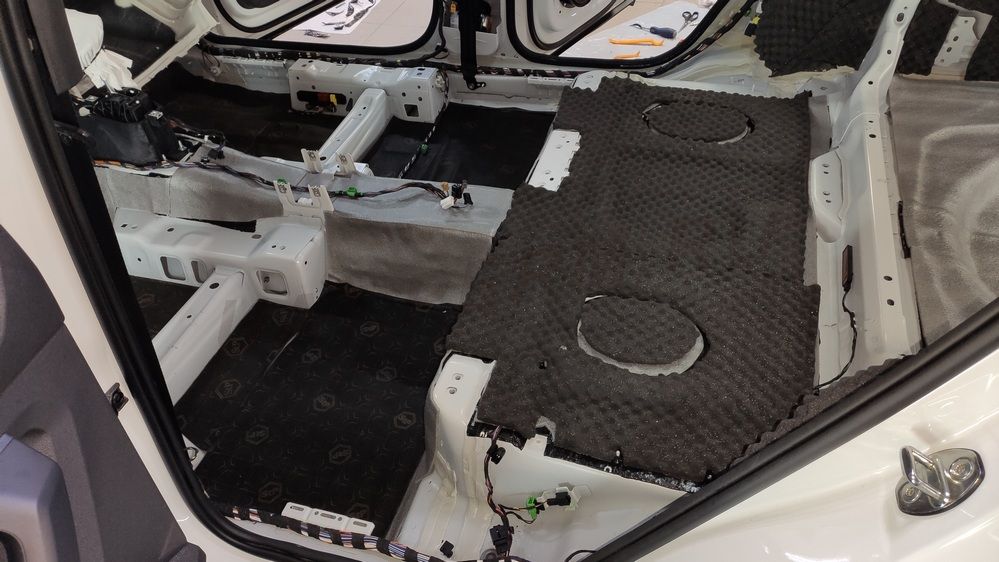 Шумоизоляция пола VW Tiguan