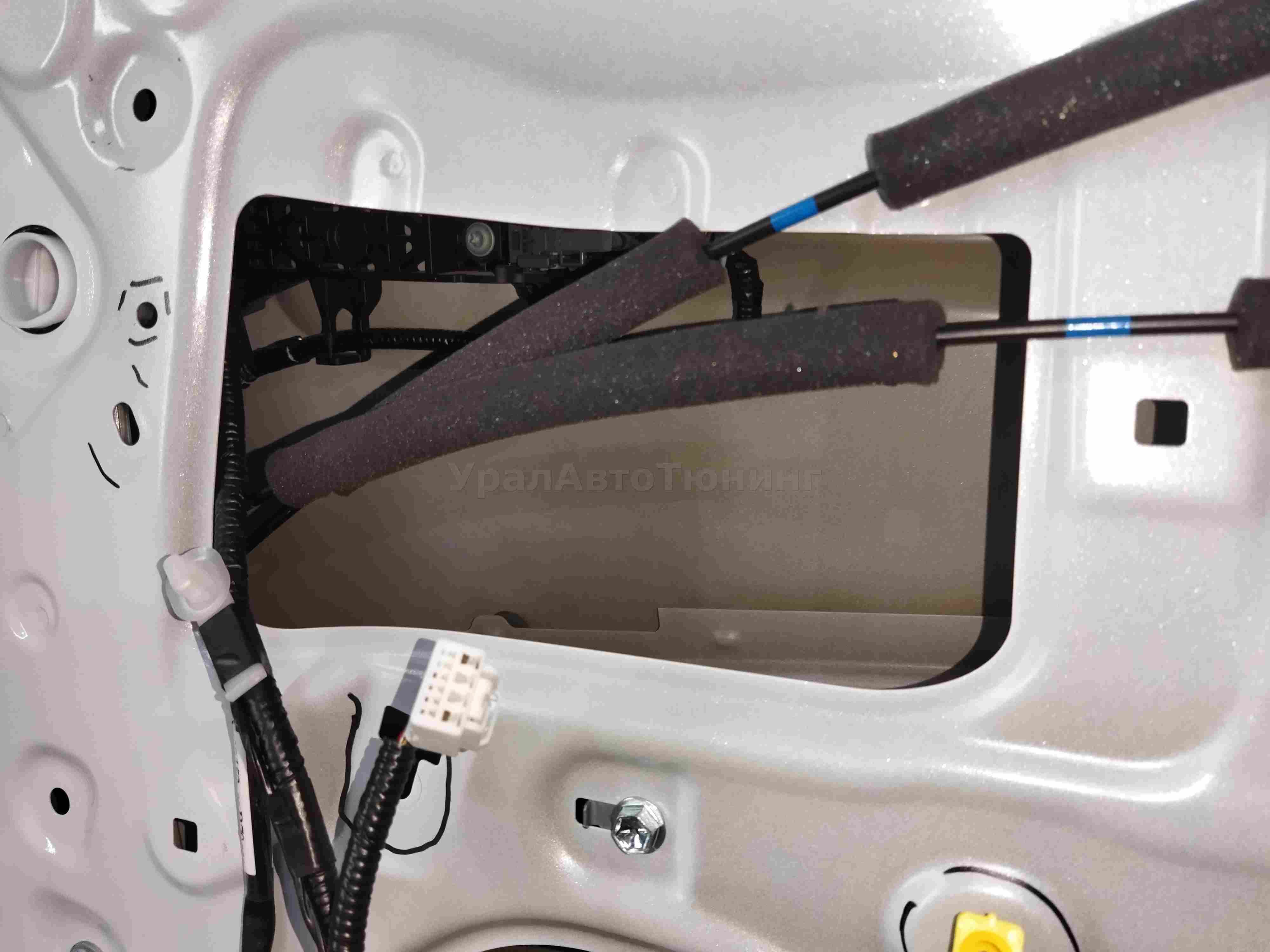 Шумоизоляция дверей Toyota Camry