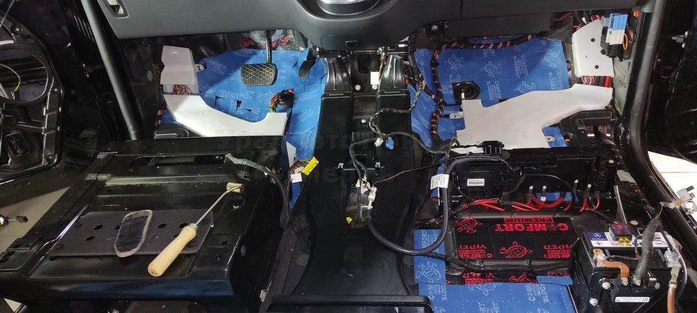 Шумоизоляция пола Mercedes V250