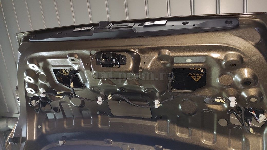Шумоизоляция крышки багажника Renault Arkana