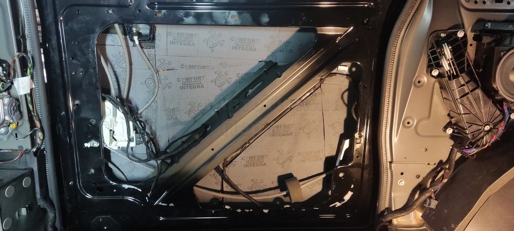 Шумоизоляция дверей Mercedes V250