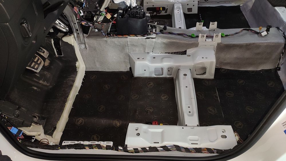 Шумоизоляция пола VW Tiguan