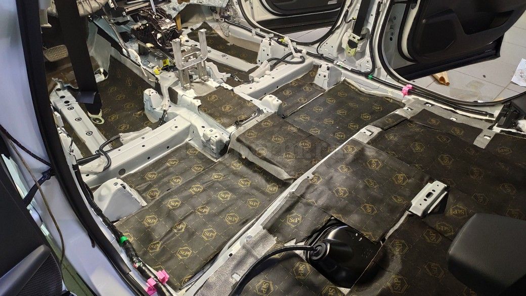 Toyota Highlander (XU60) - шумоизоляция пола