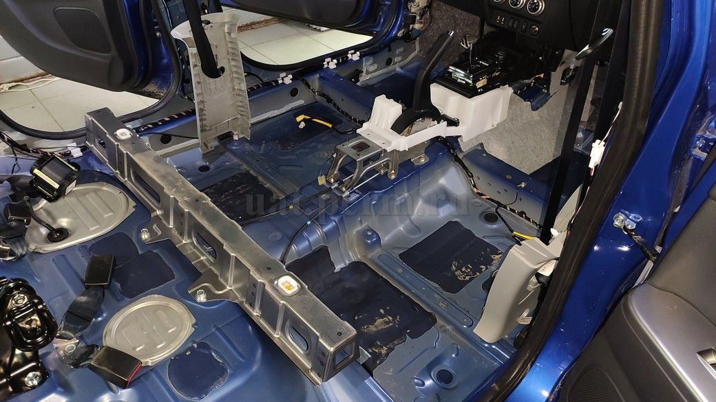 Шумоизоляция пола Mitsubishi ASX