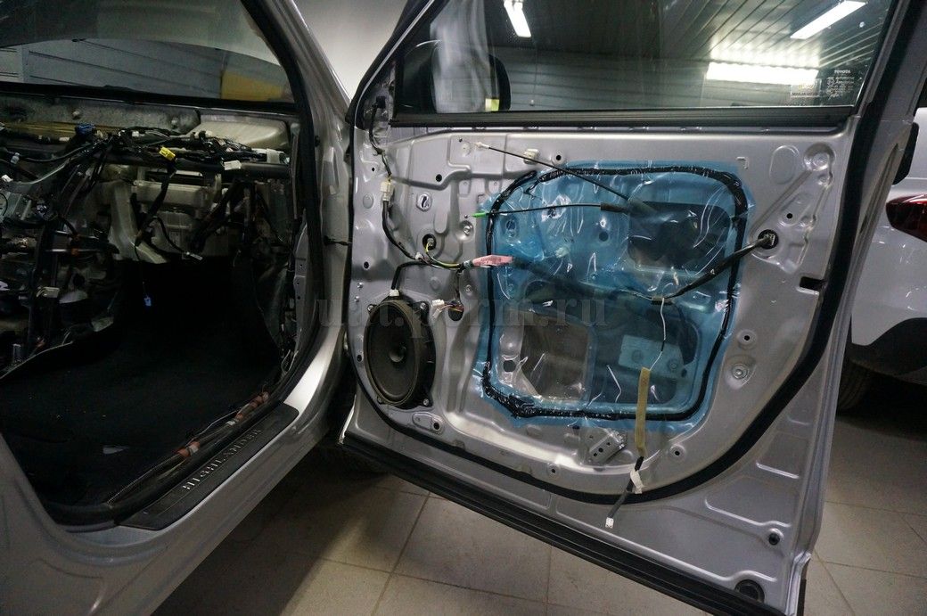 Toyota Highlander - шумоизоляция