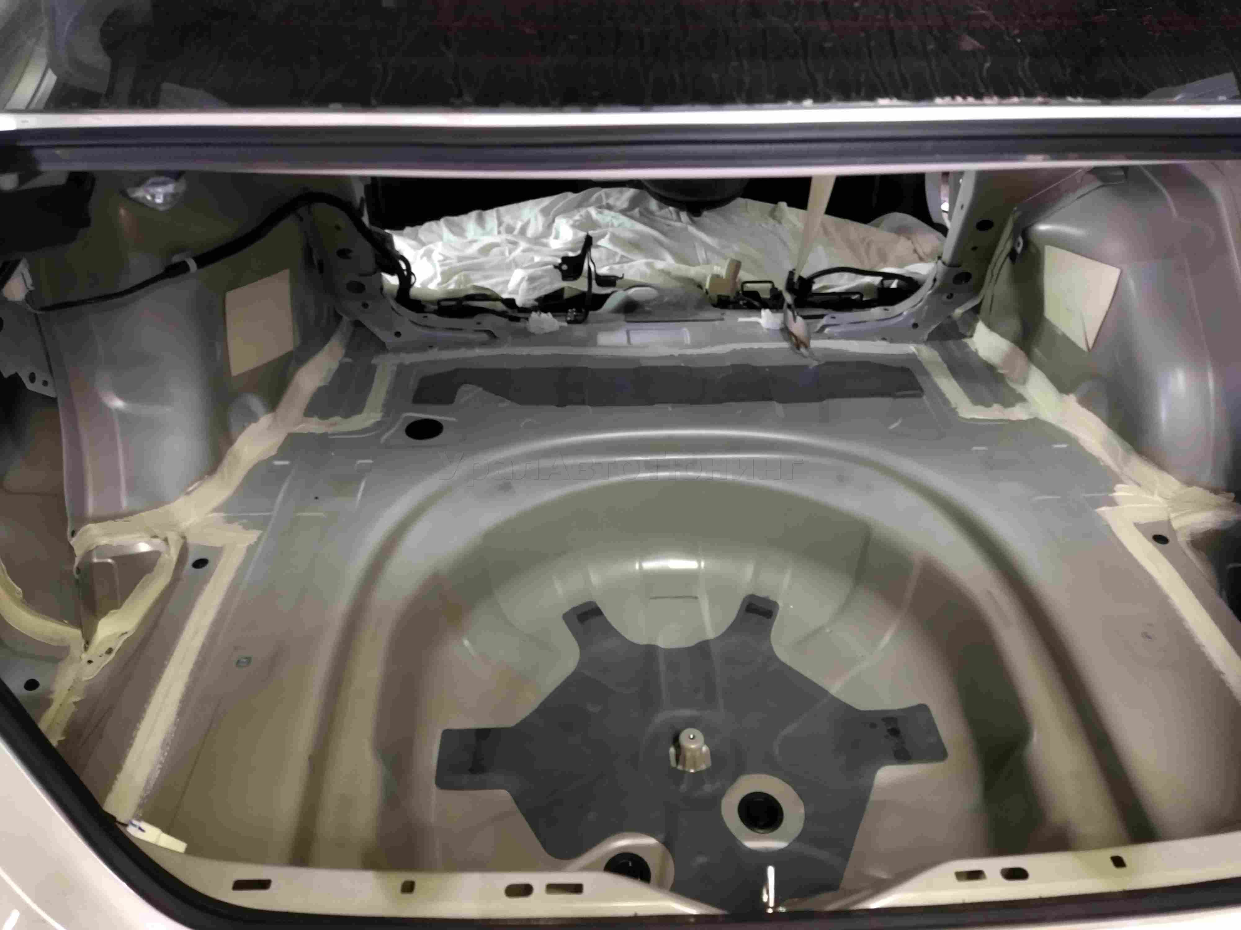 Шумоизоляция багажника Toyota Camry
