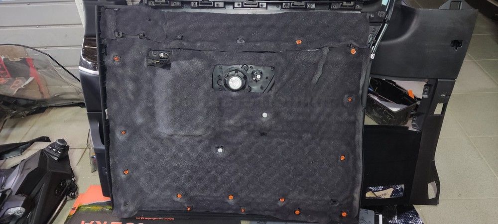 Шумоизоляция дверей Mercedes V250